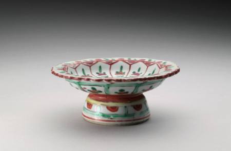 Stem dish with floral motifs