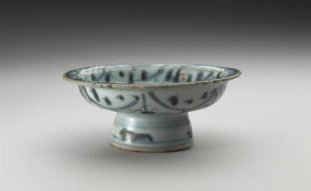 Small stem dish with floral motifs