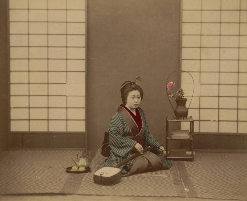 [Woman with samisen]