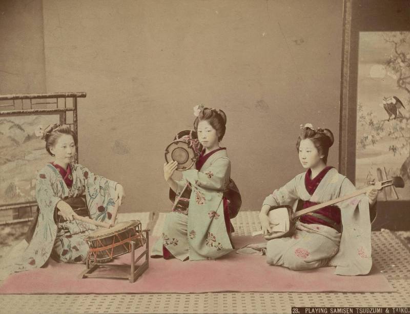 Playing Samisen Tsudzumi & Taiko