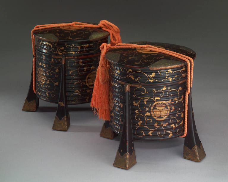 Pair of kaioke (cylindrical containers for shells used in shell-matching game)