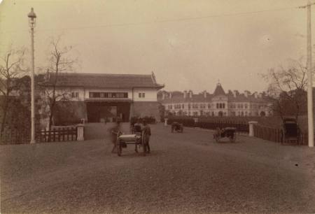 [Tokyo, imperial palace, men with cart]