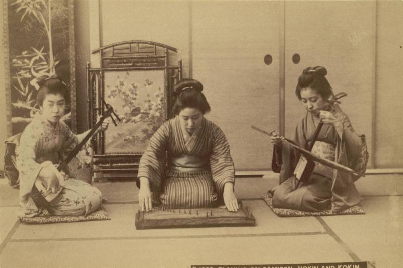 Playing on samisen Yokin and Kokin