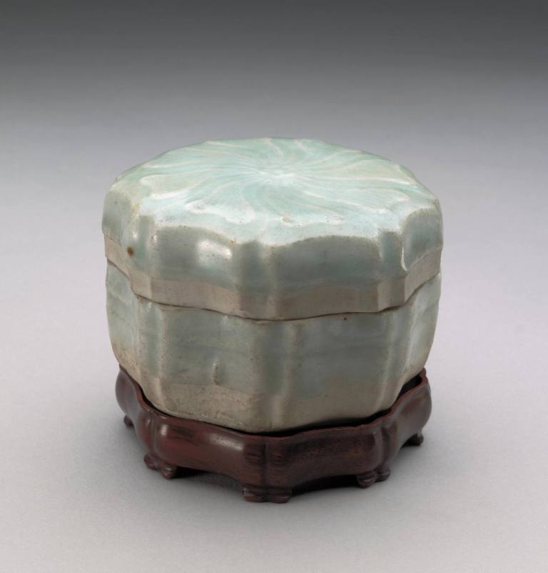 Covered box of foliated shape