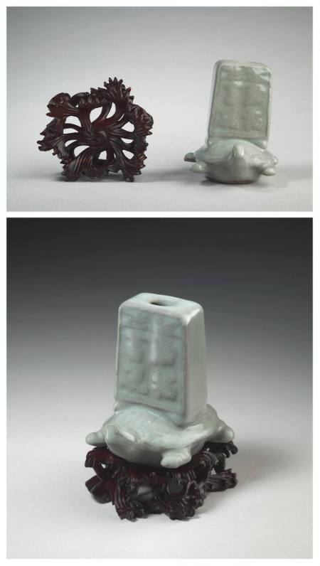 Brush holder in form of a tortoise bearing a tablet