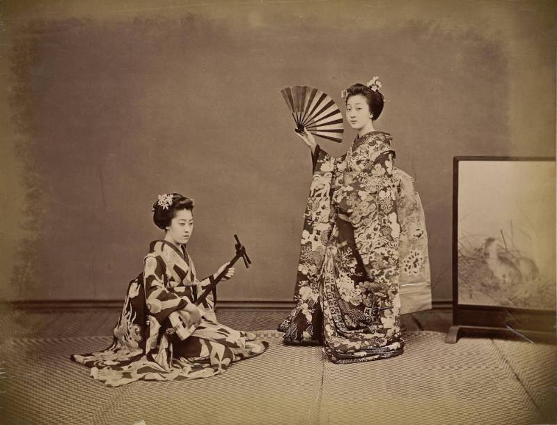 [Two women with fan and samisen]