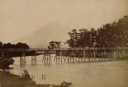 [River bridge with Fuji in the background]