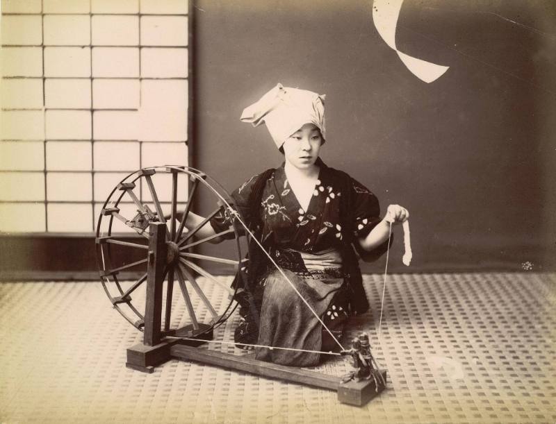 [Woman spinning cotton]