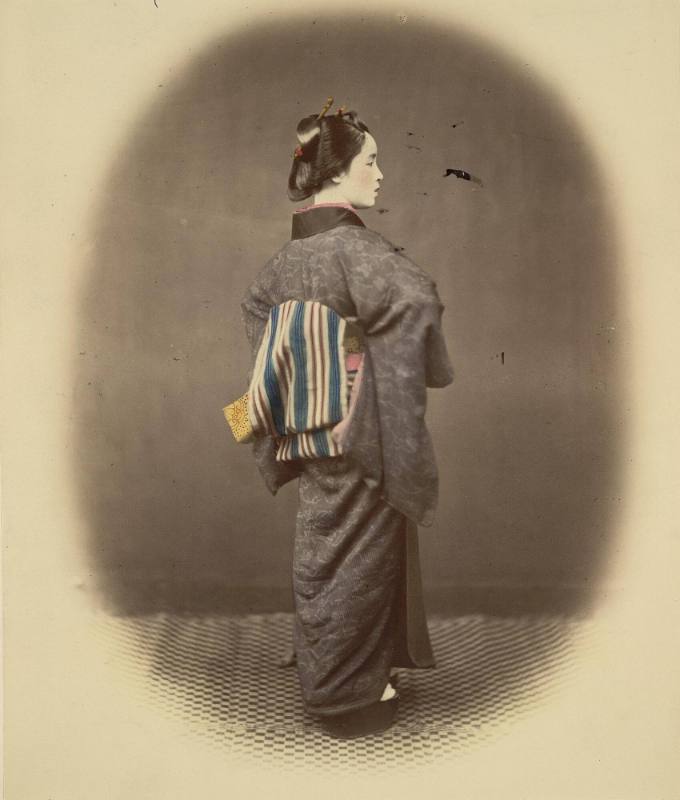 [Portrait of a standing woman]