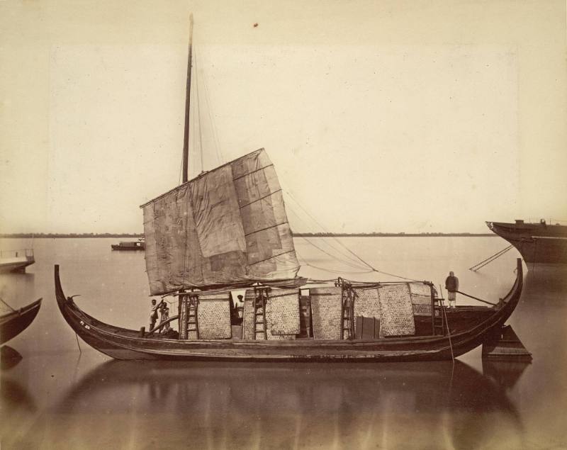 A Sanpan, laden with tea