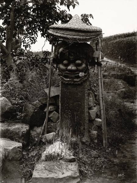 [O-mi-to-fu Stone, Yi-lung Hsien, Szechwan]