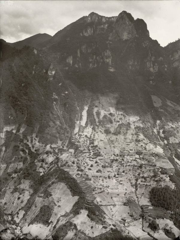 [View near the Hupei-Szechuan border, from the Szechuan side, Ta-ning Hsien]