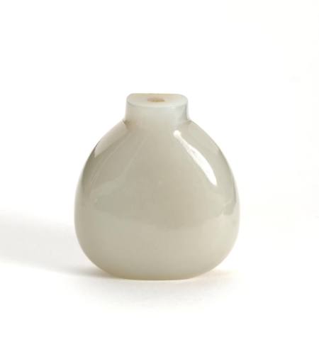 Snuff bottle in a pear form