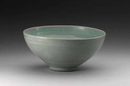 Bowl with design of pomegranates and chrysanthemum