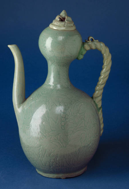 Double-gourd ewer with grapevine design