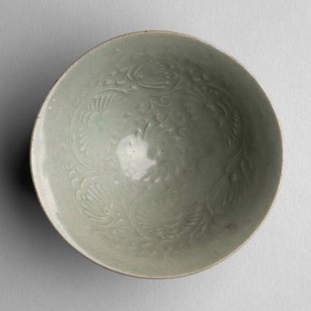 Bowl with chrysanthemum scroll design