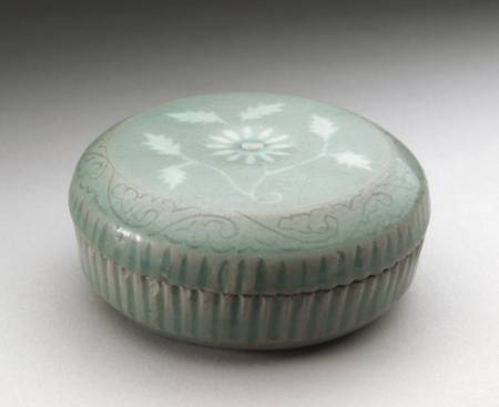 Costemic box with design of chrysanthemum