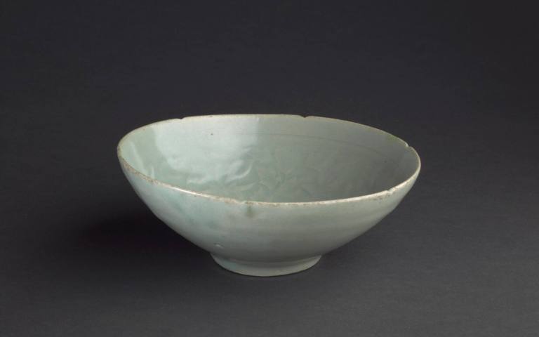 Six-notched bowl with foliage design
