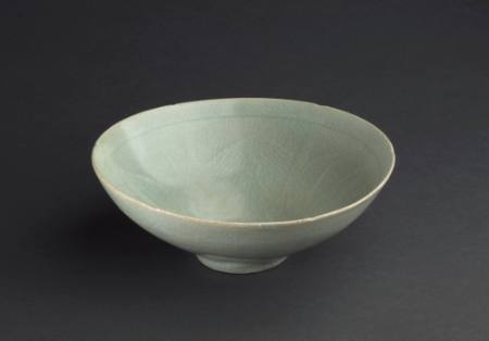 Bowl with leaves and grasses decoration