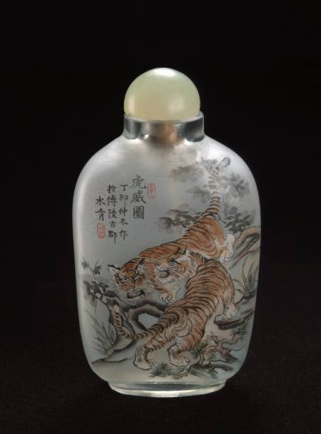 Snuff bottle with design of two tigers