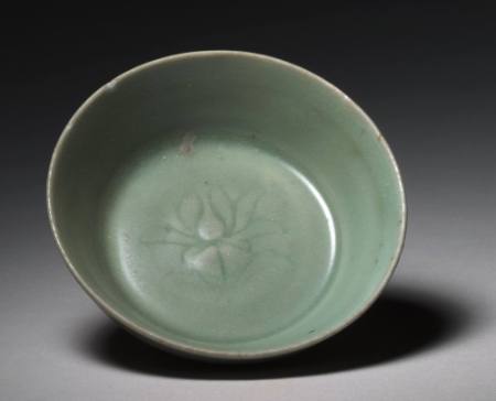 Deep-sided dish