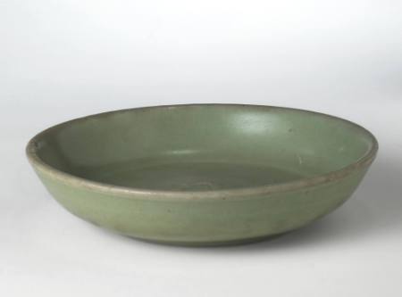 Longquan small dish with design of plum blossoms