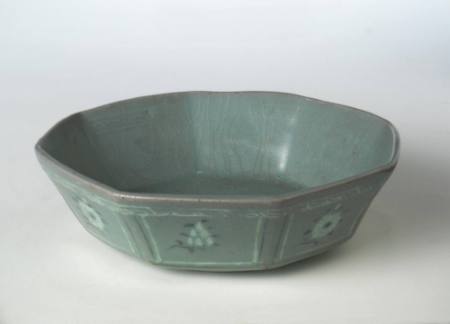 Bowl with design of pine and flowers