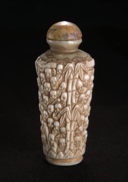 Snuff bottle with design of "100 Monks" in a bamboo grove