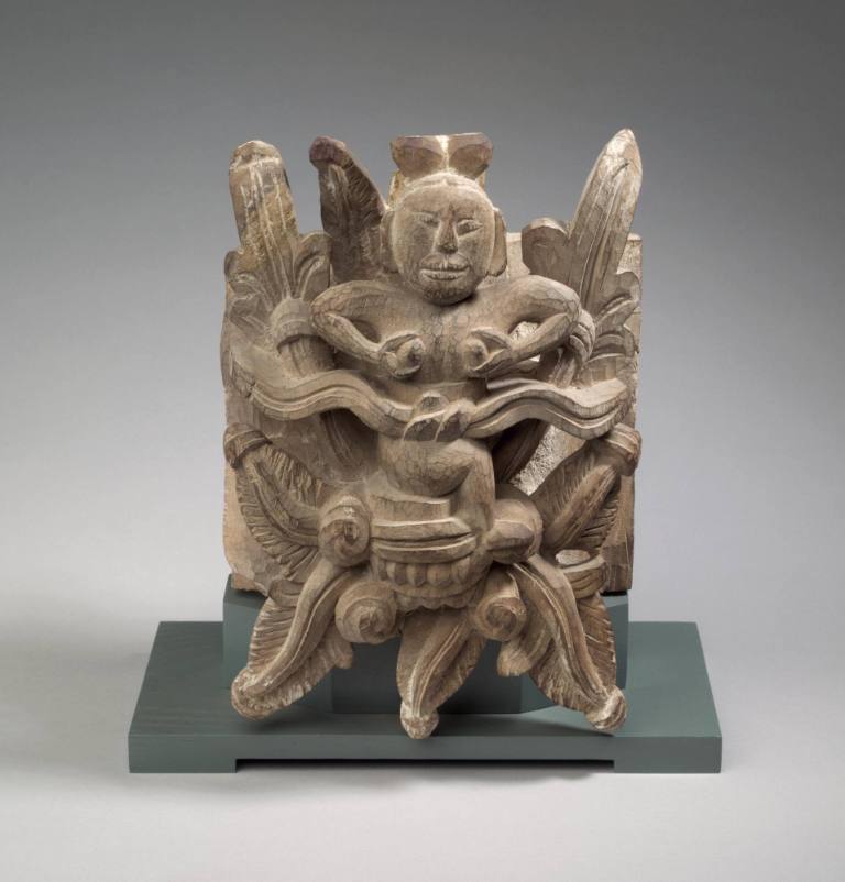 Âu Cơ sitting on Lạc Long Quân