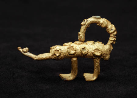Goldweight of leopard biting snake