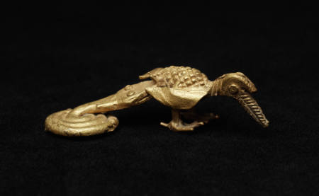 Goldweight of snake biting bird