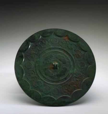 Mirror with design of dragons and clouds