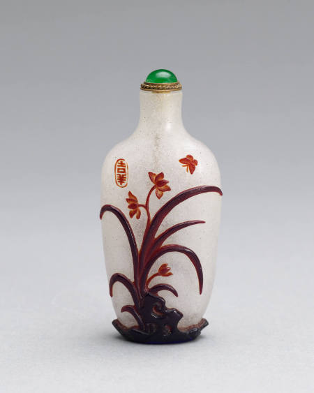 Snuff bottle with design of flowering lily plant