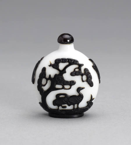 Snuff bottle with design of geese and flowering trees