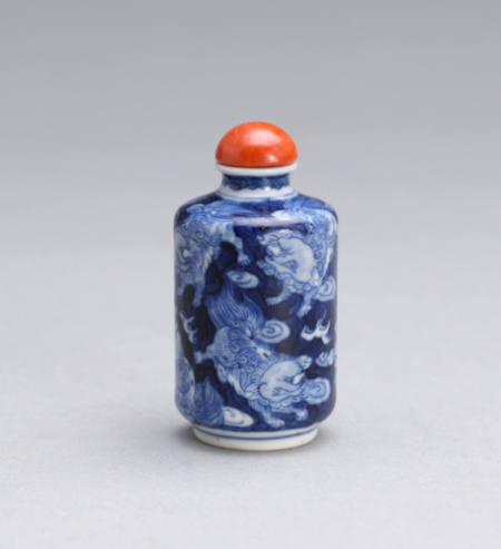Snuff bottle depicting foo lion pattern