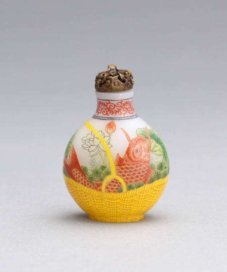 Snuff bottle depicting woven basket and carp