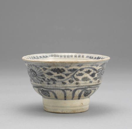 Bowl with design of chrysanthemum