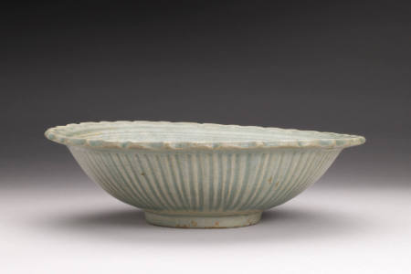 Large dish with foliated rim