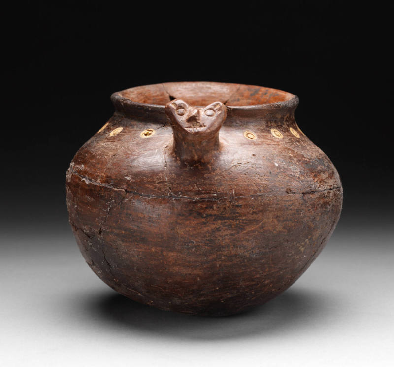 Asymmetrical pitcher with feline head handle