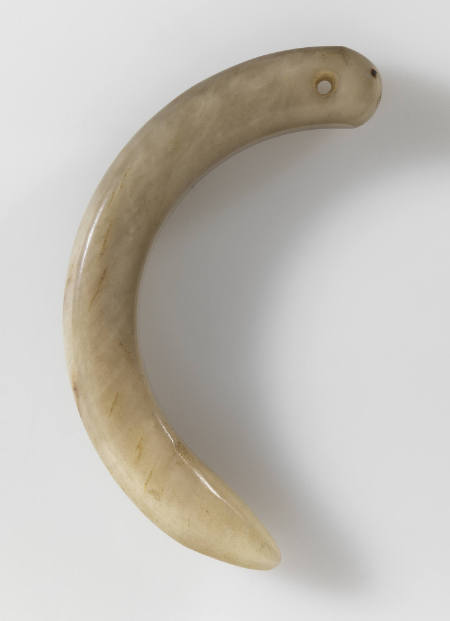 Arc-shaped pendant