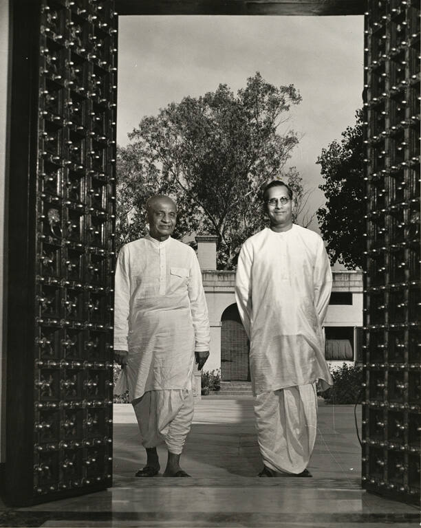 [Ghanshyamdas Birla (right) entering his house with Vallabhbhai Patel (Deputy Prime Minister of India)]