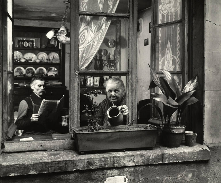 Les concierges rue de Dragon, from the portfolio Robert Doisneau