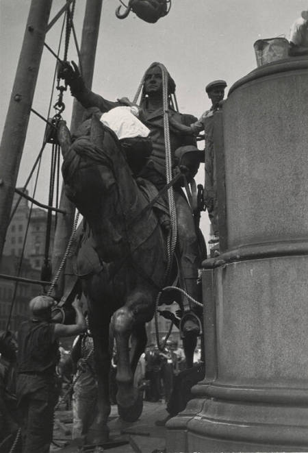 [Installation of Washington statue in Union Square]