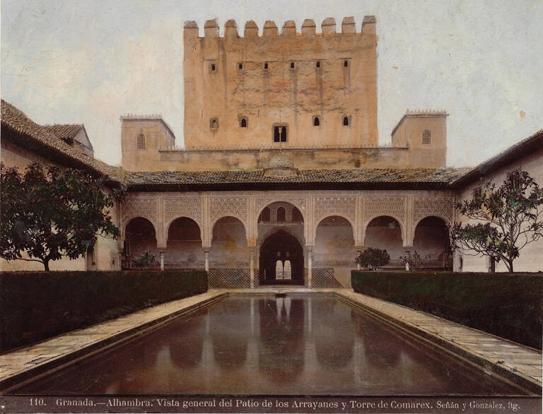 Granada, Alhambra, vista general del patio de los Arrayanes y Torre de Comarex