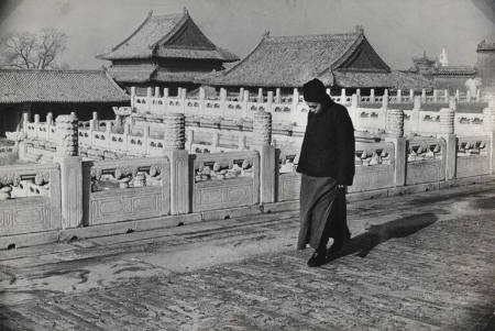 "Peiping Essay": In the jeweled nest of imperial palaces which is the Forbidden City's showplace, an old man strolls through a terraced courtyard