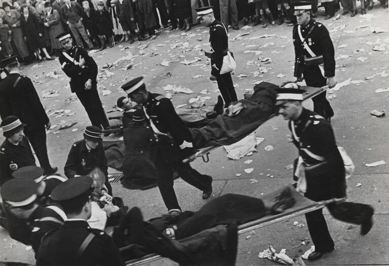 People fainting at the coronation parade of George IV, England