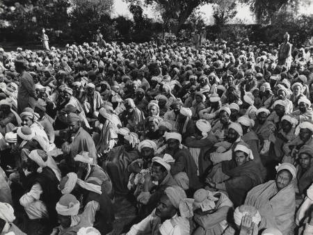 [Crowd of 1,000 Afridis waiting on lawn of the Khyber House for the Governor of the Northwest Province to arrive, Pakistan]