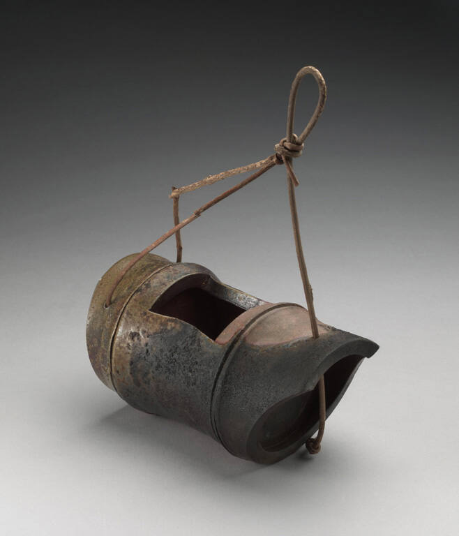 Bamboo-form flower vase with knotted vine hanger