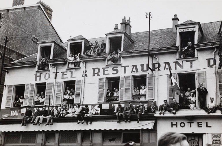 [Parisians watching DeGaulle liberation parade from the roof and windows of a hotel, Paris]
