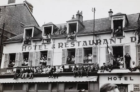 [Parisians watching DeGaulle liberation parade from the roof and windows of a hotel, Paris]